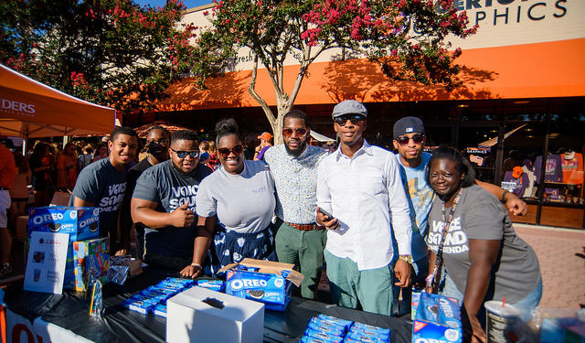 Group of students and alumni giving out oreos at the 2017 welcome back festival