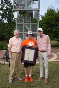 Dr Speede poses with president emeritus Jim Barker and former athletic director Terry Don Phillips. 